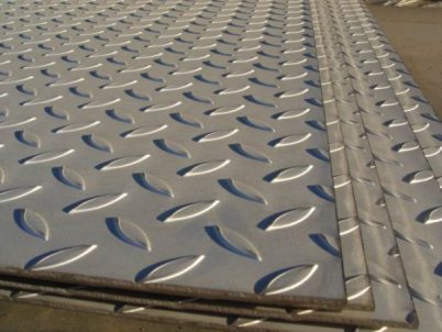 Лист горячекатанный рифленый